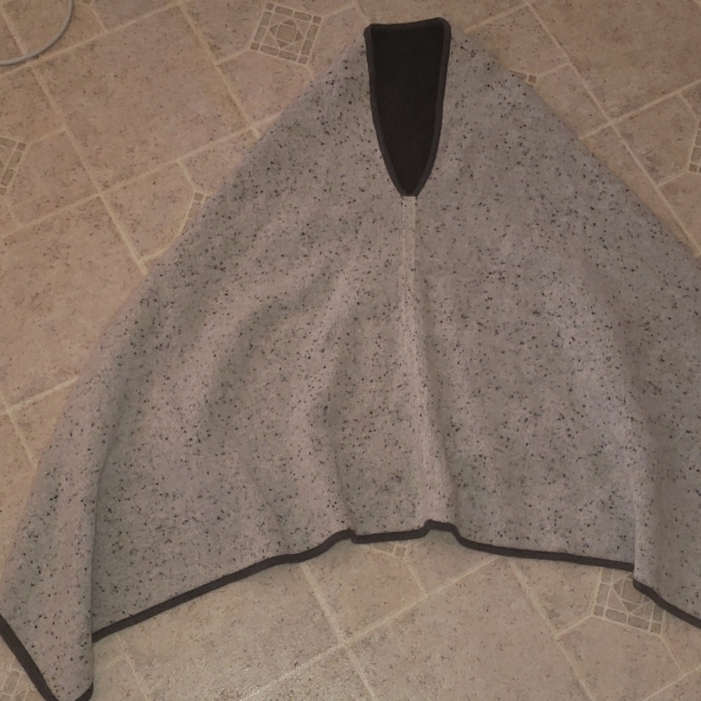 ALASHAN NWT 100% CASHMERE PONCHO